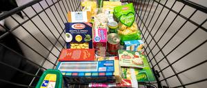 Unter den Einkäufen im Supermarkt können sich immer öfter Produkte befinden, die später zurückgerufen werden.