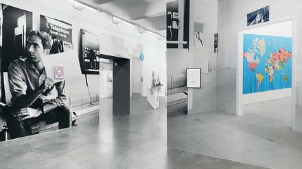 Monk vereint Kunst aus den letzten 20 Jahren an den Galeriewänden. Die Tapete gleich am Eingang zeigt ihn selbst als jungen Mann.