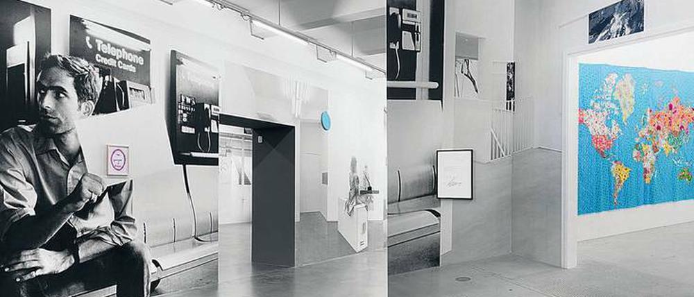 Monk vereint Kunst aus den letzten 20 Jahren an den Galeriewänden. Die Tapete gleich am Eingang zeigt ihn selbst als jungen Mann.