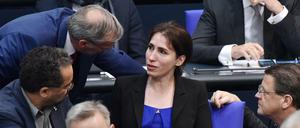 Bundestagsvizepraesidentin-Kandidatin Mariana Iris Harder-Kuehnel ( AfD) wird getroestet nach der Niederlage in der Bundestagssitzung mit der Wahl zur Bundestagsvizepraesidentin im Bundestag in Berlin am 04.04.2019[foto : k r o h n f o t o . d e k r o h n f o t o . d eMathias KrohnReichsstrasse 4614052 B E R L I N Tel : 030 - 887 293 86Fax : 030 - 887 273 87Handy : 0175 - 7223000Mail : mathias.krohn@t-online.de Bank : SANTANDERBIC : SCFBDE33XXXIBAN : DE18500333002608571601 Finanzamt B E R L I N/W I L M E R S D O R FSteuernummer : 13 / 404 / 606877%Mwst.]