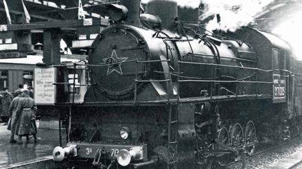 Vom Osten weht’s herein. Ein sowjetischer Militärzug auf dem Schlesischen Bahnhof im Jahr 1945, dem heutigen Ostbahnhof.