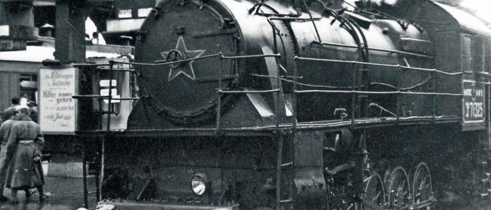 Vom Osten weht’s herein. Ein sowjetischer Militärzug auf dem Schlesischen Bahnhof im Jahr 1945, dem heutigen Ostbahnhof.