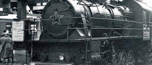 Vom Osten weht’s herein. Ein sowjetischer Militärzug auf dem Schlesischen Bahnhof im Jahr 1945, dem heutigen Ostbahnhof.