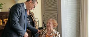 „Sowas habe ich noch nie erlebt.“ Michael Müller gratuliert Gerda Piasta.