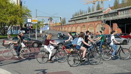 Fahrradfahrer und Autos fahren an der Oberbaumbrücke in Berlin.