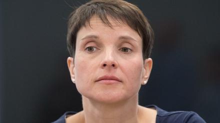 Die frühere Bundesvorsitzende der AfD Frauke Petry vor Beginn der Verhandlung im Gerichtssaal. 