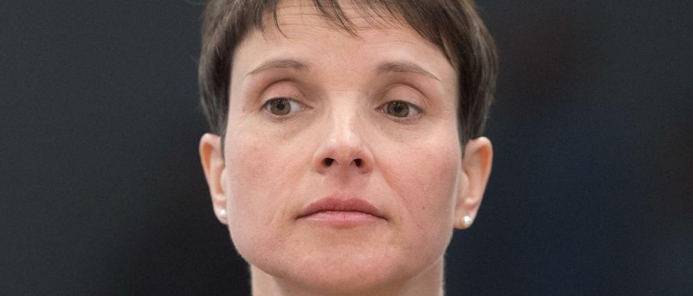 Die frühere Bundesvorsitzende der AfD Frauke Petry vor Beginn der Verhandlung im Gerichtssaal.