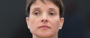 Die frühere Bundesvorsitzende der AfD Frauke Petry vor Beginn der Verhandlung im Gerichtssaal. 