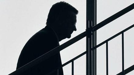 In der Regel zieht es Reinhard Grindel direkt dorthin, wo Kameras stehen und Scheinwerfer leuchten. 