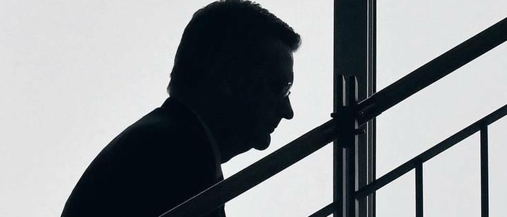 In der Regel zieht es Reinhard Grindel direkt dorthin, wo Kameras stehen und Scheinwerfer leuchten.