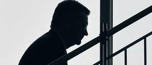 In der Regel zieht es Reinhard Grindel direkt dorthin, wo Kameras stehen und Scheinwerfer leuchten. 