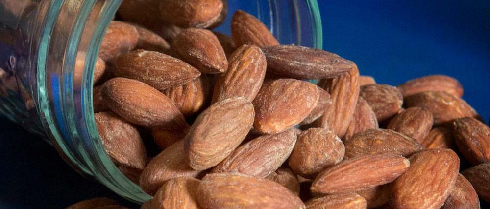 Soll gesund sein. Soll ungesund sein: Mandeln. Mit Salz. 