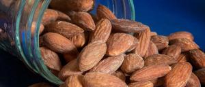 Soll gesund sein. Soll ungesund sein: Mandeln. Mit Salz. 