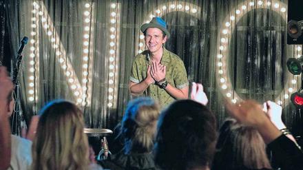 Süchtig nach Erfolg. Nico (Dennis Schigiol), der Sänger aus der Castingshow. 
