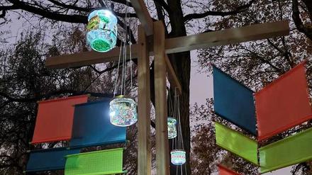 Aus Einmachgläsern wurden Leuchten, aus Stoff Windspiele: Und schon war der „Dunkle Weg“ bunt erleuchtet.
