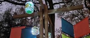 Aus Einmachgläsern wurden Leuchten, aus Stoff Windspiele: Und schon war der „Dunkle Weg“ bunt erleuchtet.