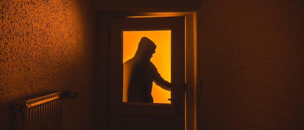Ein Wohnungseinbrecher (Symbolbild).