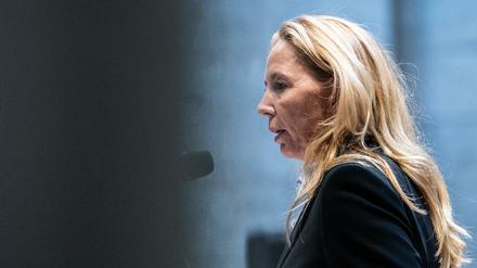 Barbara Slowik äußerte sich am Donnerstag zur Schändung der Gräber zweier Polizisten auf dem Parkfriedhof in Neukölln.