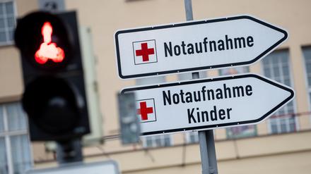 Teils müssen Patienten sieben Stunden warten.