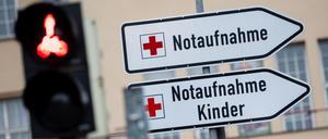 Teils müssen Patienten sieben Stunden warten.
