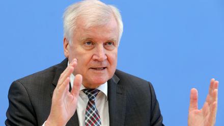 Horst Seehofer (CSU), Bundesminister des Innern, für Bau und Heimat, bei der Vorstellung der Polizeilichen Kriminalstatistik (PKS) 2018 