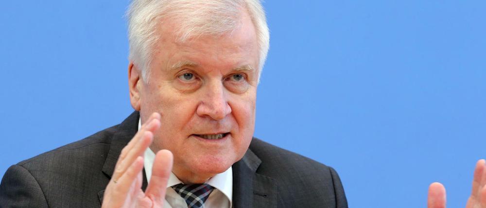 Horst Seehofer (CSU), Bundesminister des Innern, für Bau und Heimat, bei der Vorstellung der Polizeilichen Kriminalstatistik (PKS) 2018 