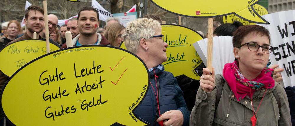Etwa 750 Bangangestellte gingen heute in Berlin auf die Straße, um für höhere Löhne zu streiken.