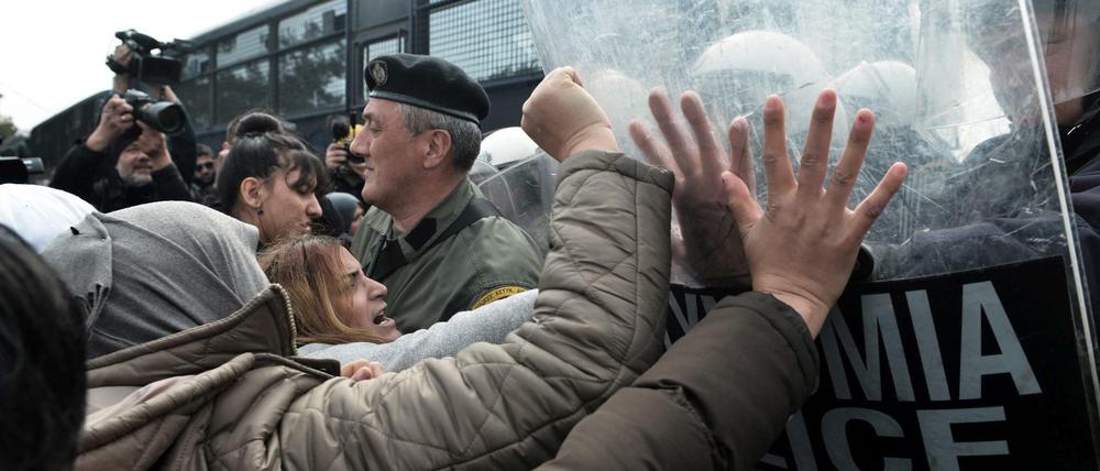 Frauen und Kinder seien als eine Art Vorhut eingesetzt worden, rügte die Polizei. 