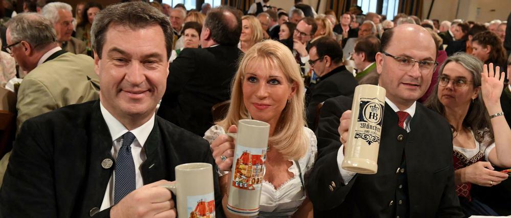 Mir san mir auch bei der Grundsteuer: Ministerpräsident Markus Söder und Finanzminister Albert Füracker (zwischen ihnen Söders Frau Karin).