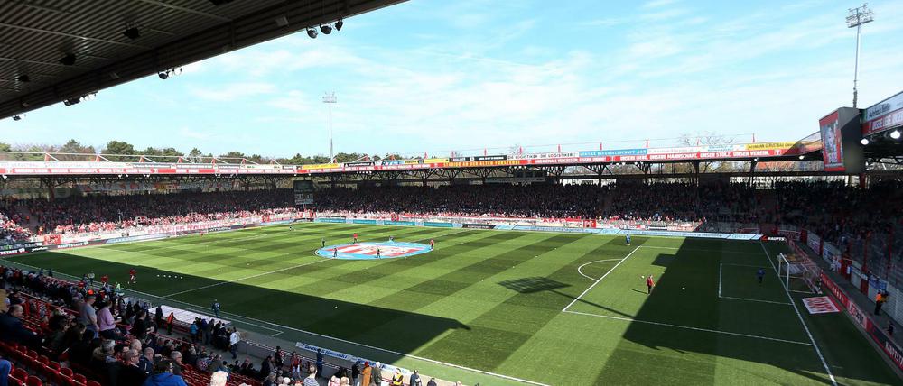 Laut, eng, prächtig. Das Stadion an der Alten Försterei bietet ein tolles Ambiente für Zweitliga-Fußball.