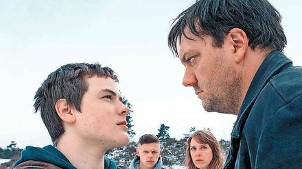 Gereizt. Der Kommissar (Charly Hübner, r.) und Sohn Sami (Jack O. Berglund).Foto: NDR