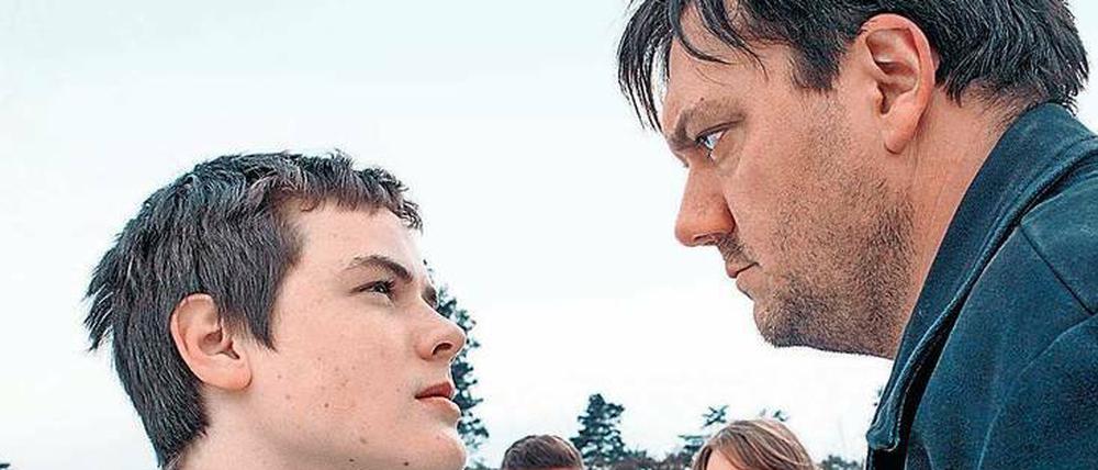 Gereizt. Der Kommissar (Charly Hübner, r.) und Sohn Sami (Jack O. Berglund).Foto: NDR