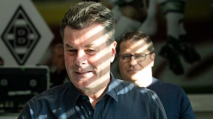 Licht und Schatten. Dieter Hecking (vorne) hat am Montag von Max Eberl erfahren, dass er im Sommer seinen Job los ist. 
