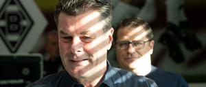 Licht und Schatten. Dieter Hecking (vorne) hat am Montag von Max Eberl erfahren, dass er im Sommer seinen Job los ist. 