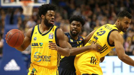 Siegten trotz einer durchwachsenen Mannschaftsleistung. Albas Derrick Walton (links, hier im Spiel gegen Oldenburg) und Johannes Thiemann (rechts). 