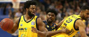 Siegten trotz einer durchwachsenen Mannschaftsleistung. Albas Derrick Walton (links, hier im Spiel gegen Oldenburg) und Johannes Thiemann (rechts).