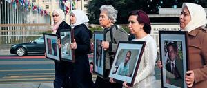 Erinnert. Fadwa Mahmoud, Mitte, demonstriert mit anderen Frauen in ganz Europa, um auf das Schicksal der Verschwundenen hinzuweisen. 