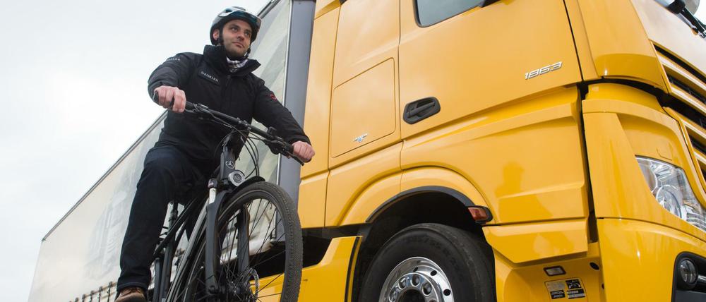 Gefährliches Nebeneinander: Abbiegeassistenten sollen Radfahrer vor Lastwagen schützen.