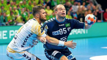 Und plötzlich ein Star. Seit Paul Drux (rechts) bei der Handball-WM im Januar groß aufspielte, wird er auf der Straße erkannt.
