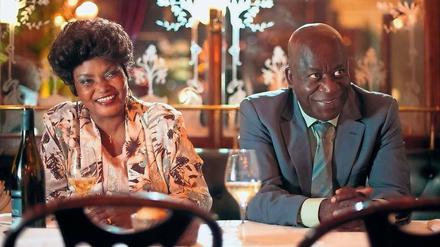 Schwiegereltern von der Elfenbeinküste. Charles’ Mutter Madeleine Koffi (Salimata Kamate) und sein Vater André (Pascal Nzonzi) sind nicht gerade die Tolerantesten. 