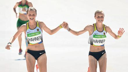 Für viel Aufregung sorgte der Zieleinlauf von Anna (r.) und Lisa Hahner bei den Olympischen Spielen 2016. 