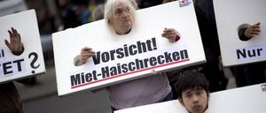 Warnung vor "Miet-Haischrecken": Teilnehmer der Mietendemo im April 2018 in Berlin.