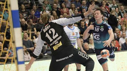 Hans Lindberg (rechts) spielte lange in Hamburg. Am Wochenende ist er mit den Füchsen im DHB-Pokal in der Hansestadt im Einsatz. 