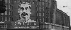 Der Aufpasser. Um 1950 zeigt das „Haus der Einheit“ an der Ecke Torstraße/Prenzlauer Allee, damals Sitz von ZK und Politbüro der SED, ein Riesenplakat mit dem Konterfei eines griesgrämigen Stalin und den Worten: „J. W. Stalin - Der Führer und Lehrer der Menschheit im Kampf für Frieden, Demokratie und Sozialismus“. Die Funktionäre wussten, wie das zu deuten war.