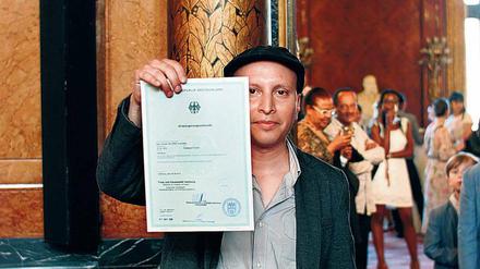 Eingebürgert. Der Regisseur und seine Urkunde.