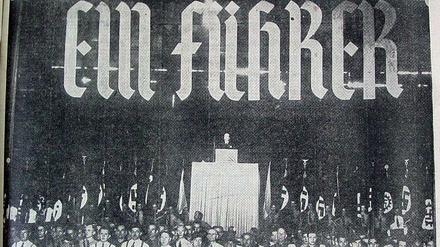 Die Deutsche La Plata Zeitung am 11. April 1938: Das Foto zeigt, wie Anhänger der NSDAP den Anschluss Österreichs im Luna Park in Buenos Aires feiern.