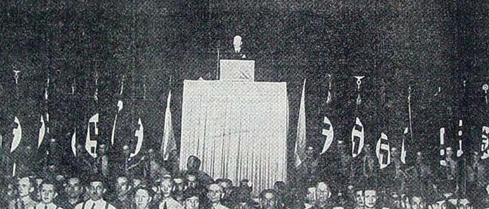 Die Deutsche La Plata Zeitung am 11. April 1938: Das Foto zeigt, wie Anhänger der NSDAP den Anschluss Österreichs im Luna Park in Buenos Aires feiern.
