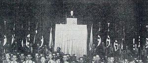 Die Deutsche La Plata Zeitung am 11. April 1938: Das Foto zeigt, wie Anhänger der NSDAP den Anschluss Österreichs im Luna Park in Buenos Aires feiern.