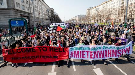 Der Demonstrationszug zieht in Richtung Karl-Marx-Allee.
