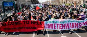 Der Demonstrationszug zieht in Richtung Karl-Marx-Allee.